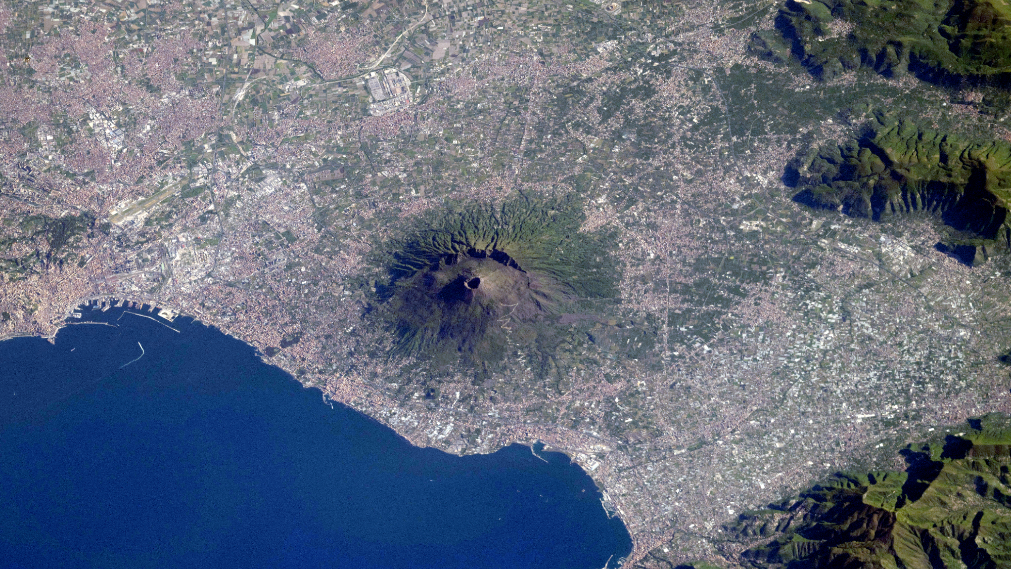 Astronaut Prancis Tangkap Pemandangan Gunung Vesuvius dari Luar Angkasa