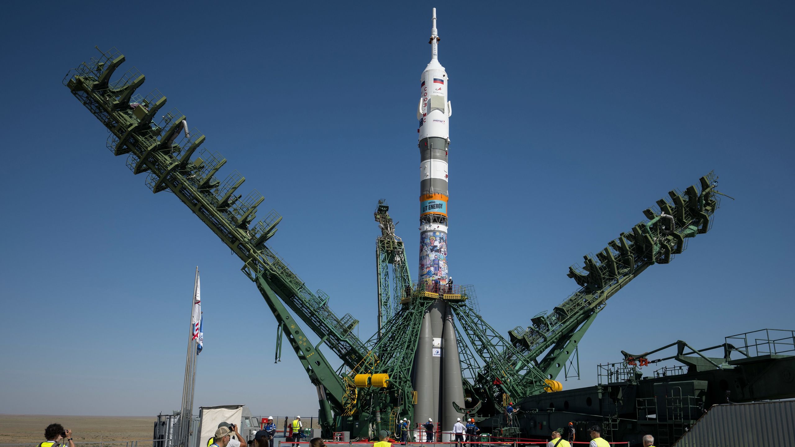 Astronauts Meluncur ke Luar Angkasa dengan Roket Soyuz yang Dipasangi Iklan Minuman Energi