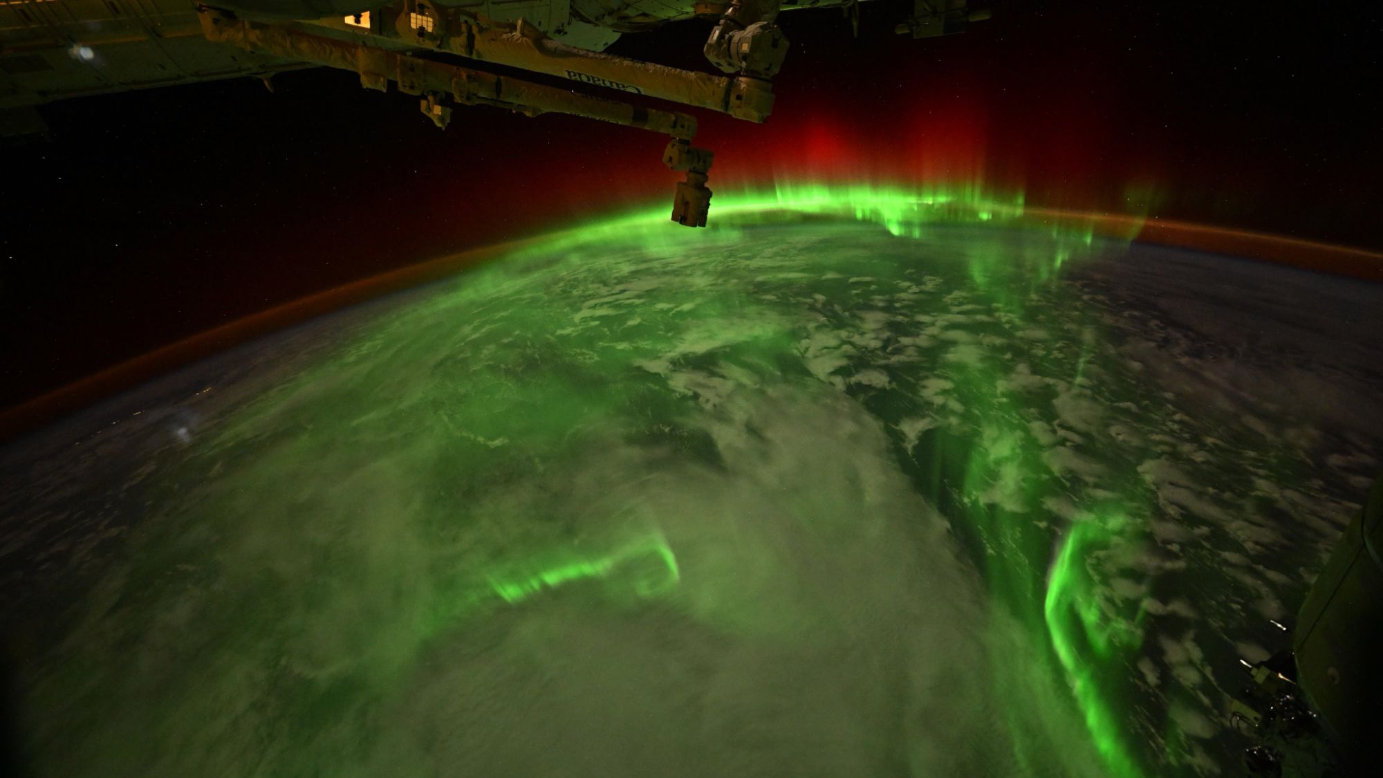 Astronot Tangkap Aurora Berbentuk Ular dari Pesawat SpaceX Dragon