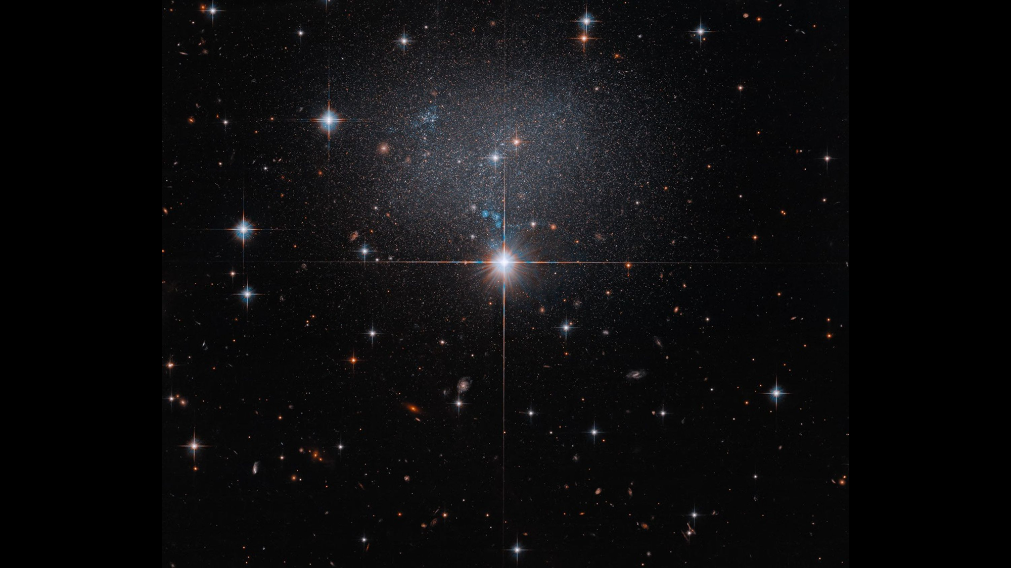 Mengintip Galaksi Irreguler yang Memesona dengan Hubble