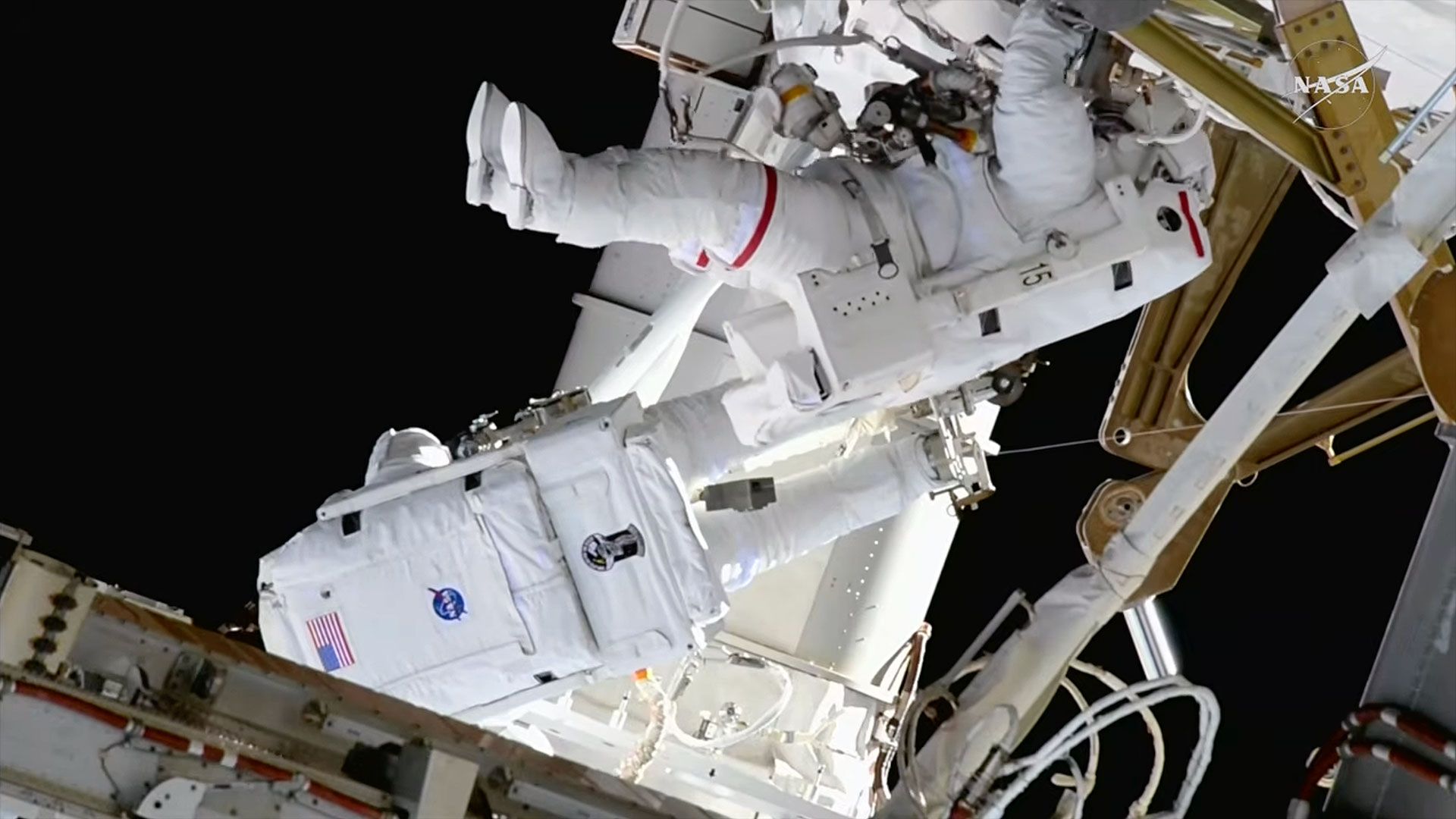 NASA Astronauts Melakukan Spacewalk 6,5 Jam untuk Persiapan Pemasangan Solar Array Baru di ISS