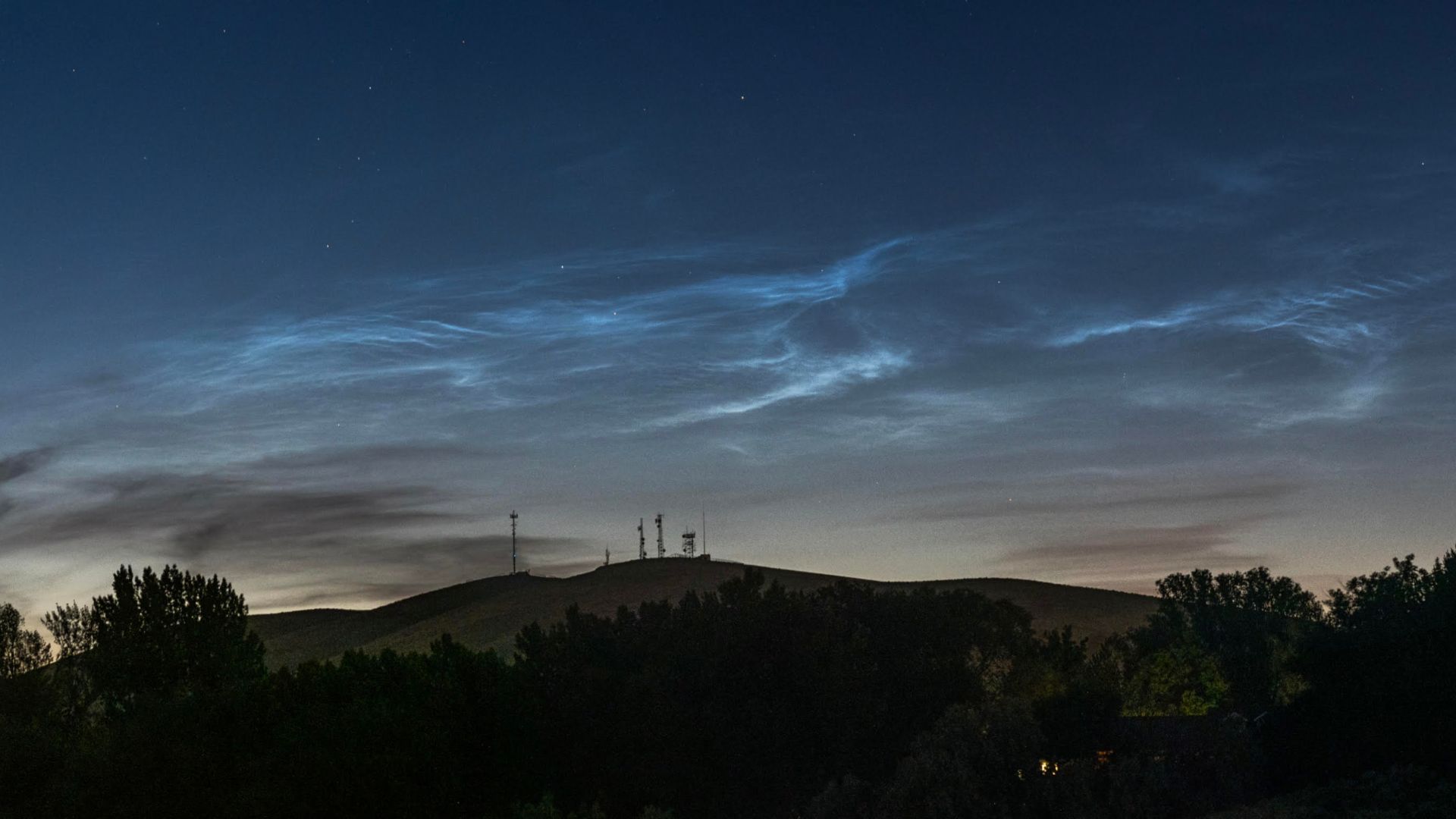 Noctilucent Clouds: Fenomena Langit yang Jarang Terlihat Kembali Hadir - Bagaimana Melihat Awan Malam yang Bersinar Ini di Musim Panas