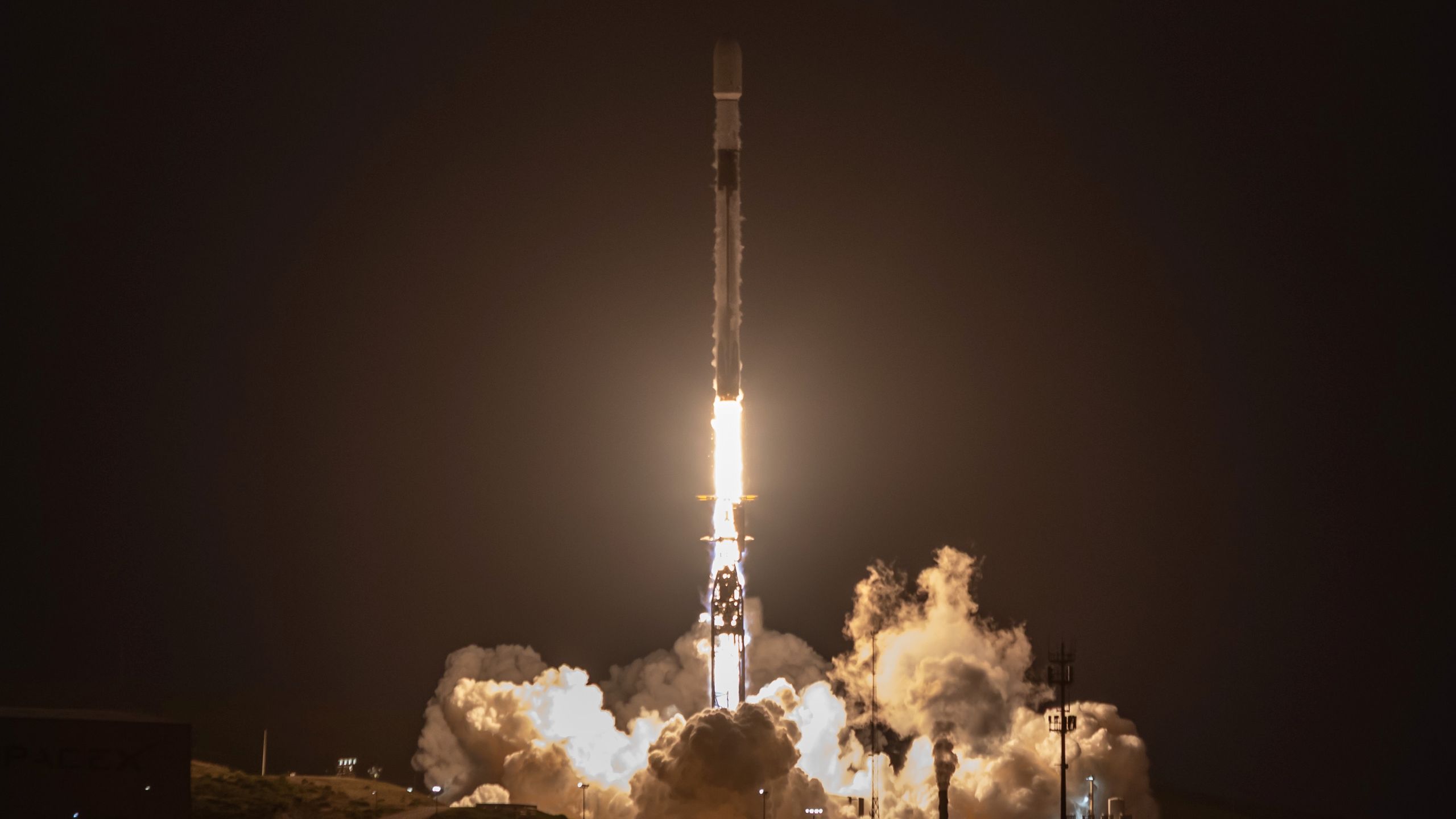 Peluncuran Satelit Starlink ke Orbit oleh SpaceX dari California