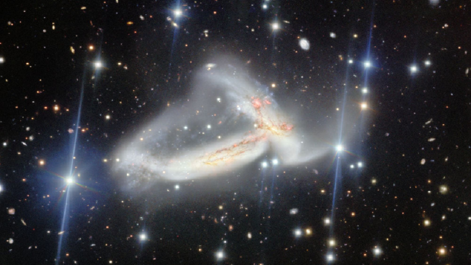 Penggabungan Galaksi: Kisah Dua Bintang Bersatu dalam Spiralisme Astronomi