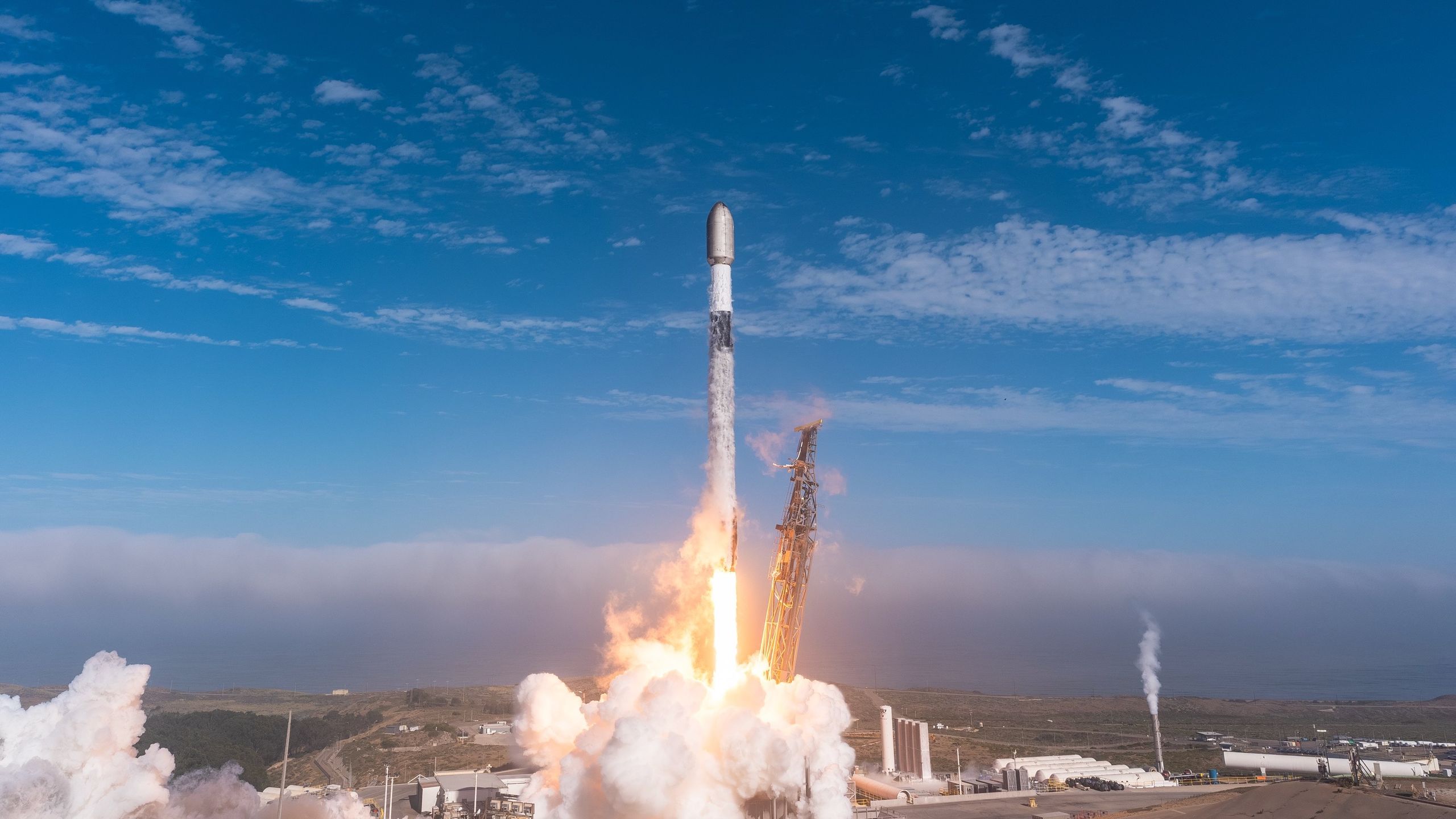 SpaceX Luncurkan 24 Satelit Starlink ke Orbit, Meningkatkan Jaringan Internet Broadband