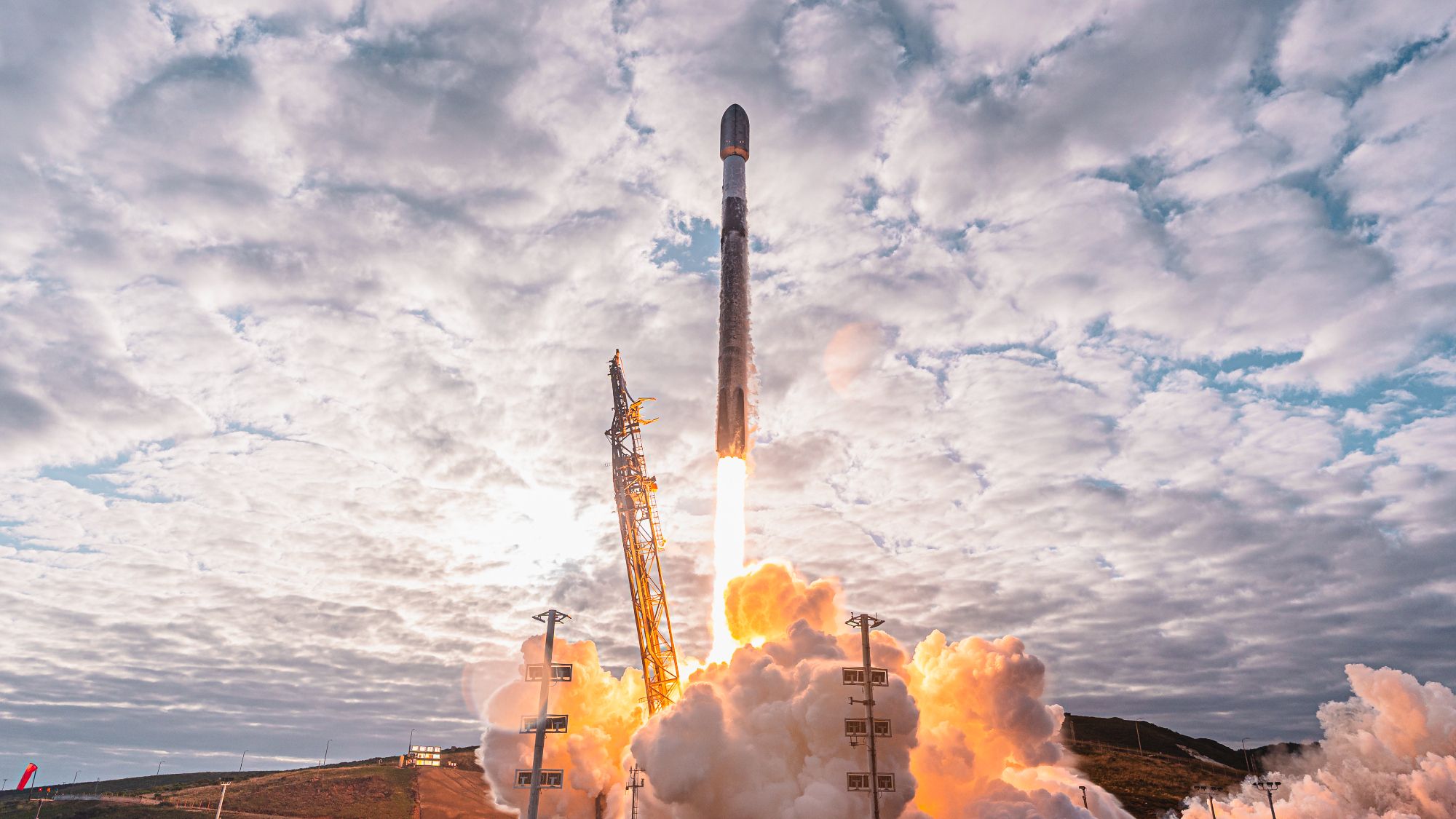 SpaceX Pimpin Launch Satelit, Meninggalkan Peserta Lain di Belakang