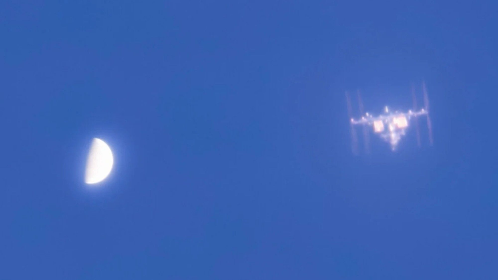 Stasiun Luar Angkasa Internasional Bertemu Venus dalam Foto Menakjubkan di Langit Siang